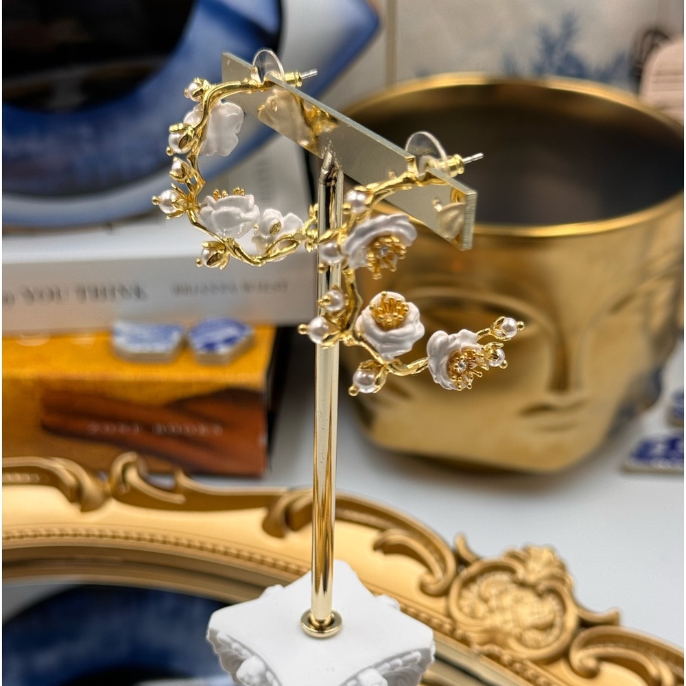 🆕 LES NEREIDES 🧿 NWOT White Rose Branch and Pearls Hoop Earrings - Picture 11 of 15